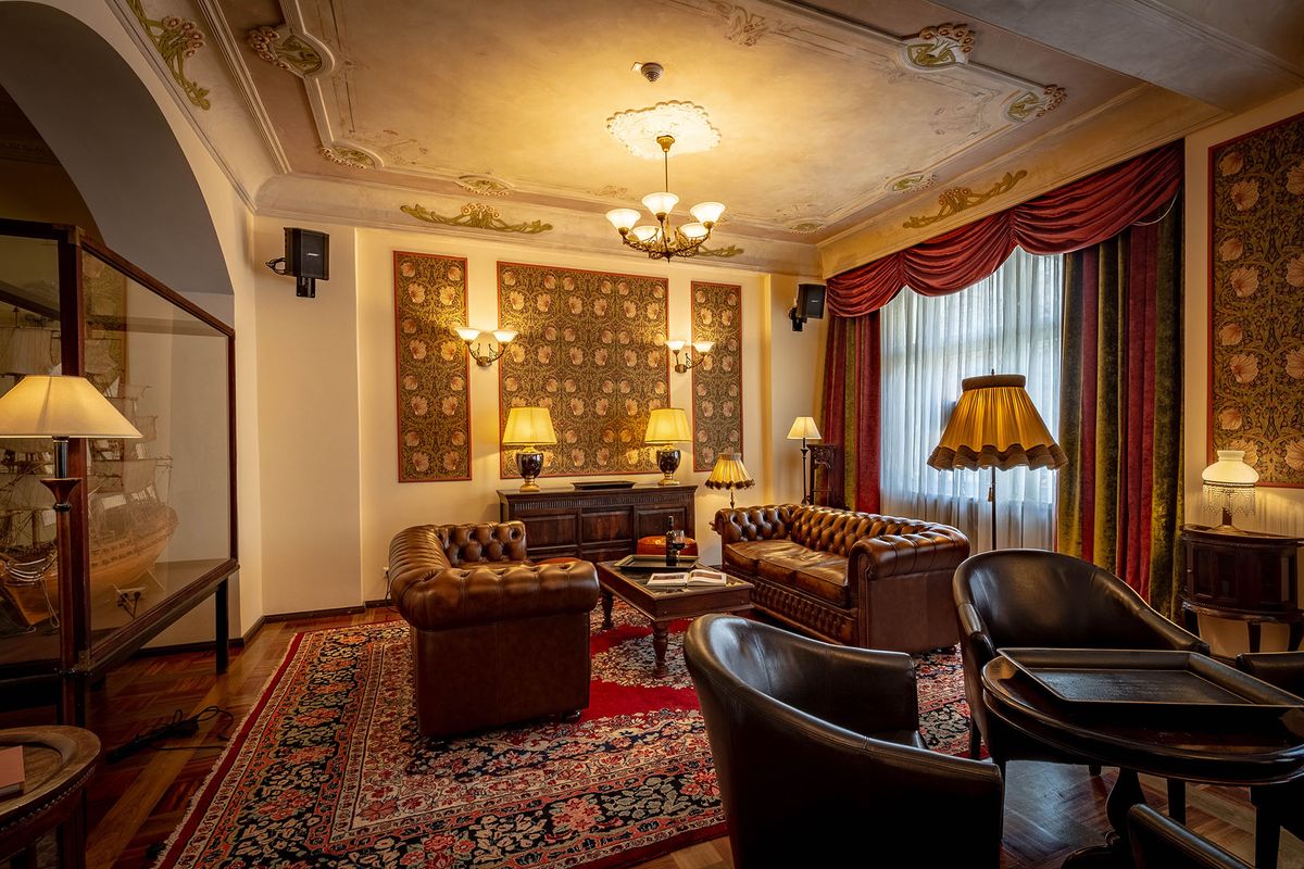 Lounge-Bereich der Bar