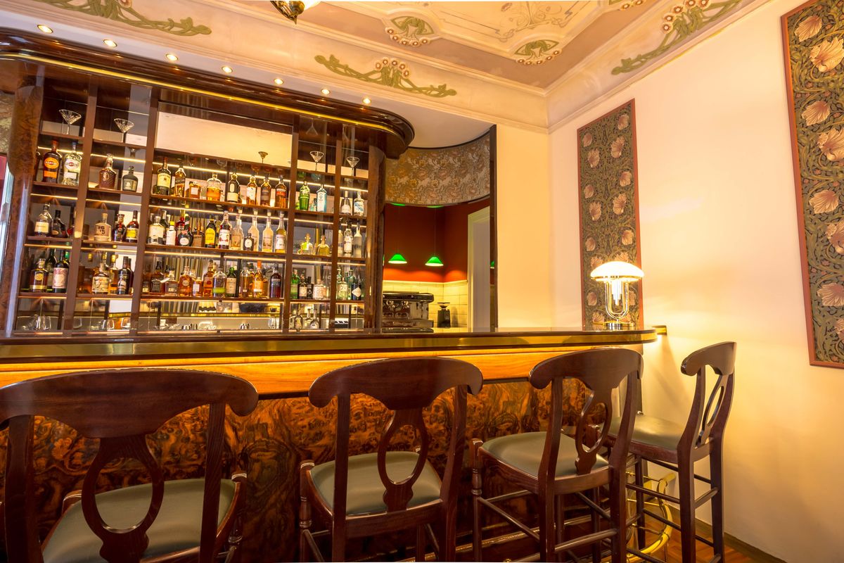 Barhocker am Tresen der Myer's Bar